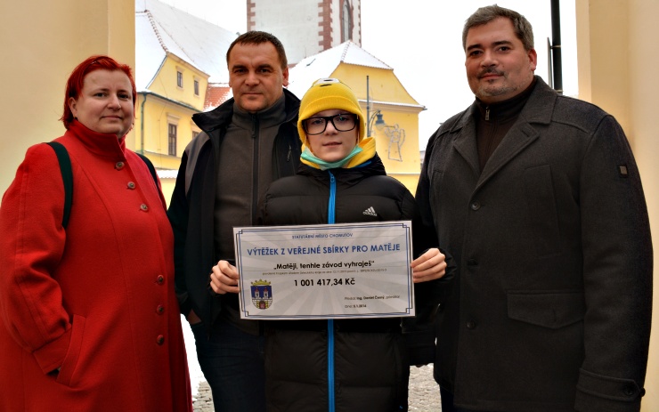 Matěj s rodiči, vpravo primátor Daniel Černý. Foto: město Chomutov Matěj s rodiči, vpravo primátor Daniel Černý. Foto: město Chomutov