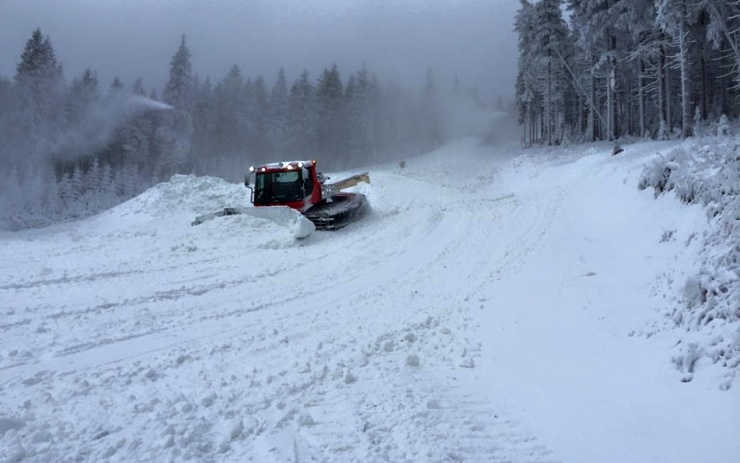 Na sjezdovkách leží od 50 do 80 centimetrů technického sněhu. Foto: Skiareál Klínovec Na sjezdovkách leží od 50 do 80 centimetrů technického sněhu. Foto: Skiareál Klínovec