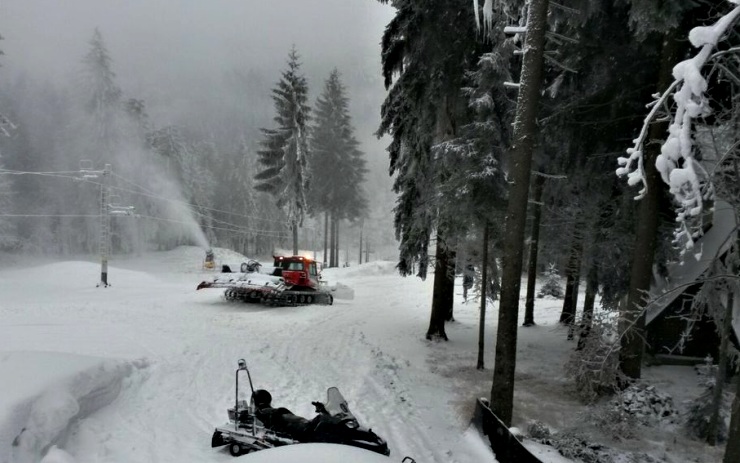 Zasněžování na Alšovce. Foto: www.alsovka.cz Zasněžování na Alšovce. Foto: www.alsovka.cz