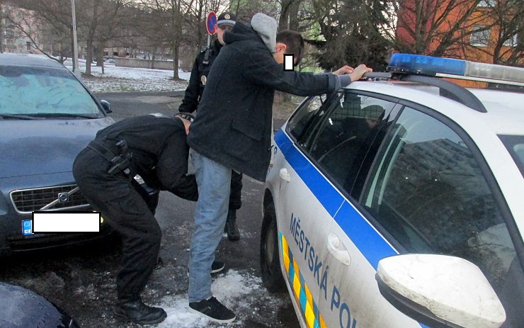 Dopadený pachatel. Foto: MP Chomutov Dopadený pachatel. Foto: MP Chomutov