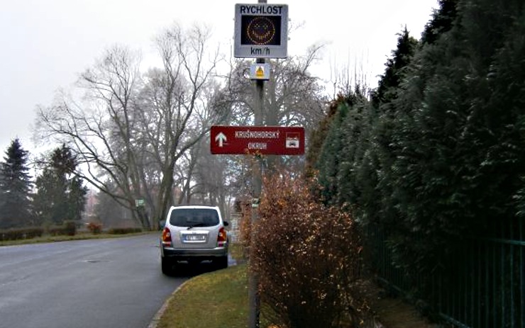 Ukazatel rychlosti v osadě Červený Hrádek. Foto: město Jirkov Ukazatel rychlosti v osadě Červený Hrádek. Foto: město Jirkov