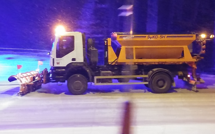 Na místo sněhové bouře na Chomutovsku vyrážejí silničáři. Ilustrační foto Na místo sněhové bouře na Chomutovsku vyrážejí silničáři. Ilustrační foto