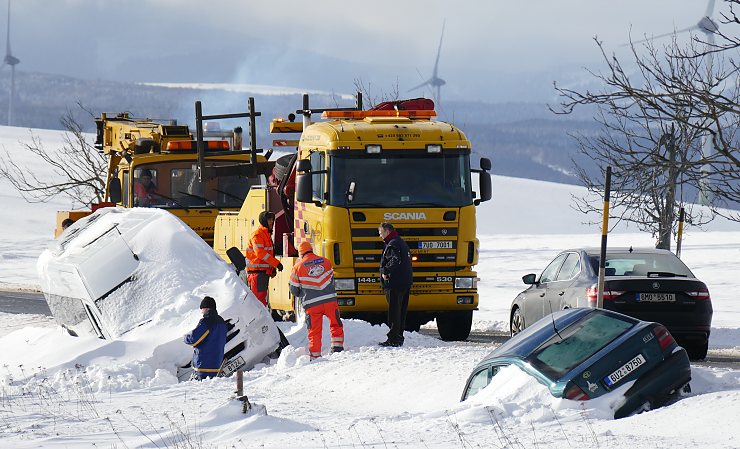 Auta v příkopu přes noc zavál vítr sněhem. Foto: Oldřich Hájek Auta v příkopu přes noc zavál vítr sněhem. Foto: Oldřich Hájek