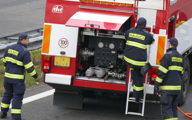 Hasiči při zásahu na silnici Louny - Chomutov. Ilustrační foto Hasiči při zásahu na silnici Louny - Chomutov. Ilustrační foto