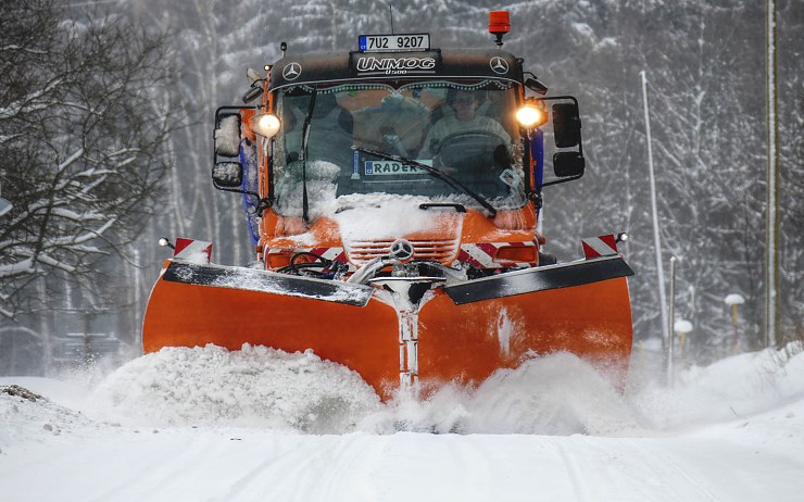 Pluh projíždí horskou silnici v Krušných horách během sobotního sněžení. Foto: Oldřich Hájek