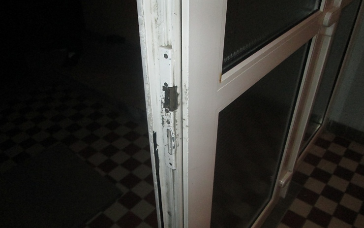 Poničené vchodové dveře. Foto: MP Chomutov Poničené vchodové dveře. Foto: MP Chomutov