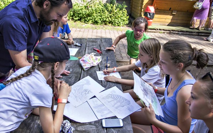 Ekolog Václav Brožka s dětmi na ekotáboře. Foto: Martin Šopf Ekolog Václav Brožka s dětmi na ekotáboře. Foto: Martin Šopf