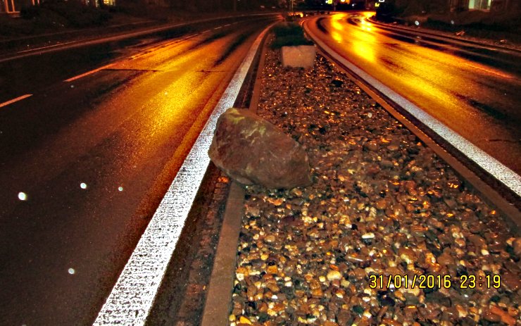 Balvan u silnice. Foto: Měp Chomutov