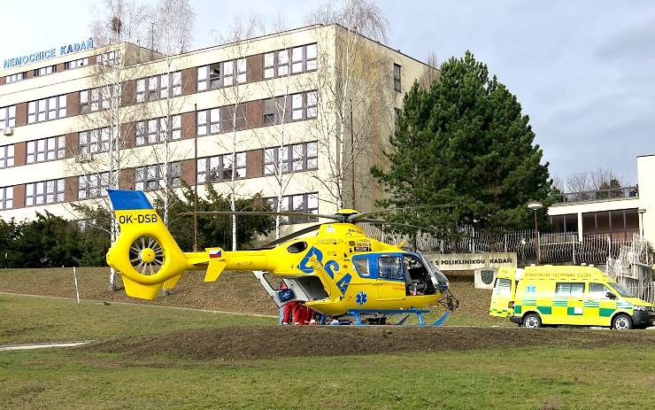 Příprava pacientky k přepravě do krajské nemocnice. Foto: Oldřich Hájek Příprava pacientky k přepravě do krajské nemocnice. Foto: Oldřich Hájek