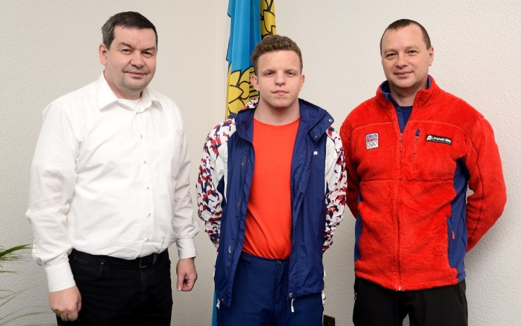 České výpravě, a především té klášterecké, popřál úspěšný start i šťastný návrat také starosta města Štefan Drozd. Na fotografii zleva: Štefan Drozd, starosta města, olympionik Michael Lejsek a trenér Luboš Jíra. Foto: Roman Novotný České výpravě, a především té klášterecké, popřál úspěšný start i šťastný návrat také starosta města Štefan Drozd. Na fotografii zleva: Štefan Drozd, starosta města, olympionik Michael Lejsek a trenér Luboš Jíra. Foto: Roman Novotný