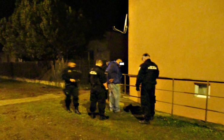 Strážníci podezřelého muže na místě zadrželi. Foto: Měp Chomutov Strážníci podezřelého muže na místě zadrželi. Foto: Měp Chomutov