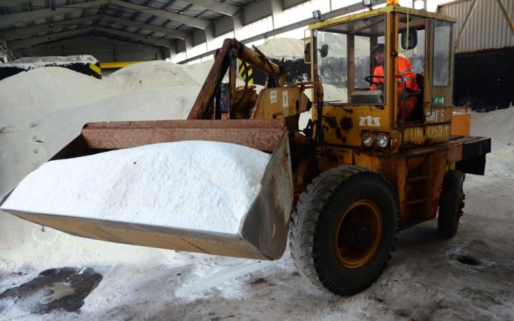 Nakladač se solí. Foto: TS Chomutov