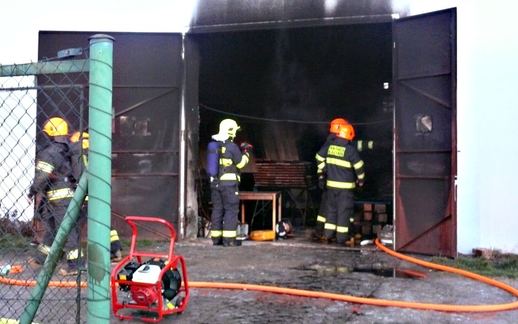 Požár dílny likvidovali hasiči půl hodiny. Foto: hasič Požár dílny likvidovali hasiči půl hodiny. Foto: hasiči