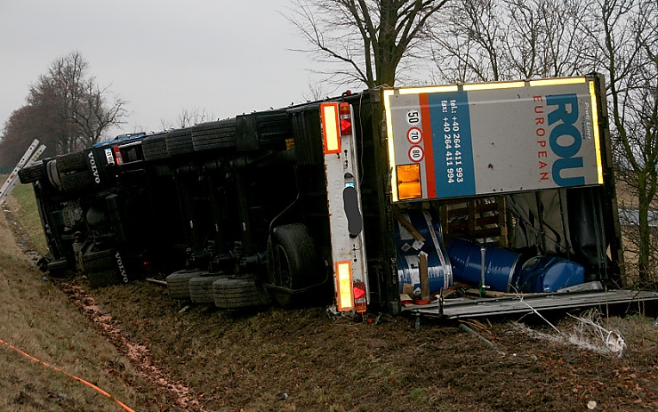 Havarovaný kamion. Foto: Michal Hrdlička / HZS Ústeckého kraje Havarovaný kamion. Foto: Michal Hrdlička / HZS Ústeckého kraje