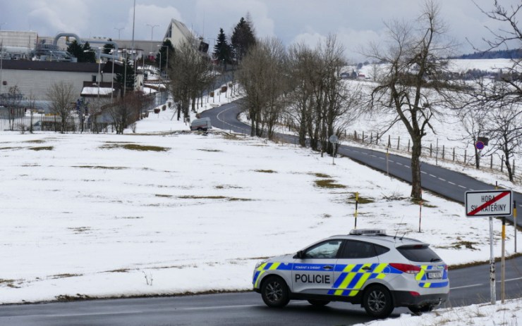 Příjezd k hraniční předávací stanici uzavřeli během dne policisté. Foto: Oldřich Hájek