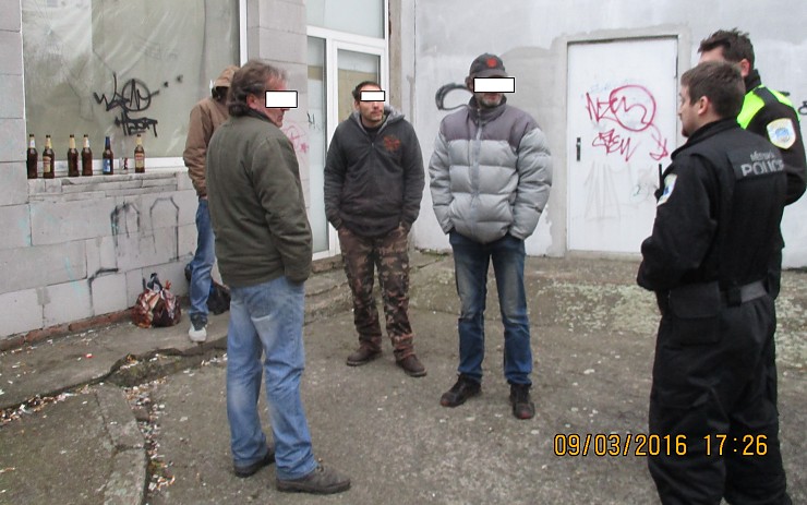 Muži popíjející alkohol na veřejnosti porušili vyhlášku. Foto: MP Chomutov