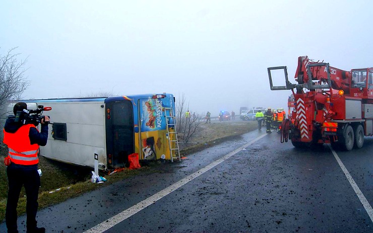 Havárie školního autobusu mezi Sulcem a Panenským Týncem. Foto: HZS ÚK