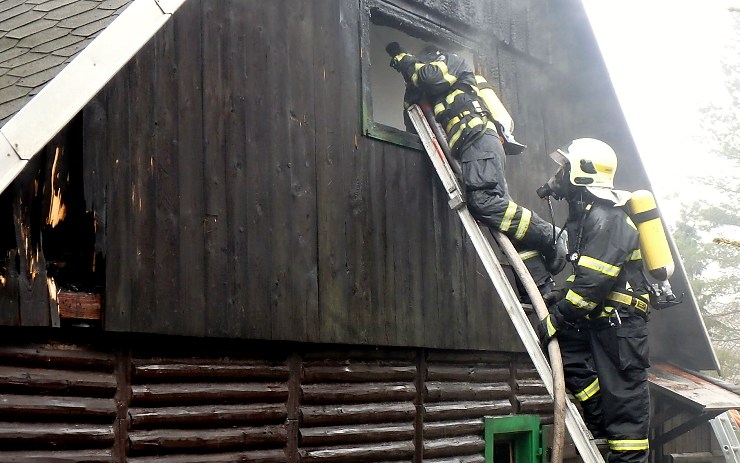 Požár chaty v Mezihoří. Foto: HZS ÚK