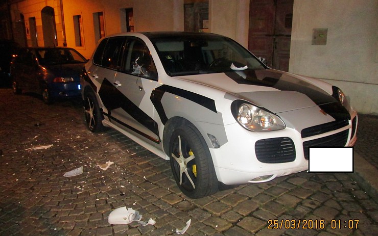 Poškozené Porsche Cayenne. Foto: MP Chomutov