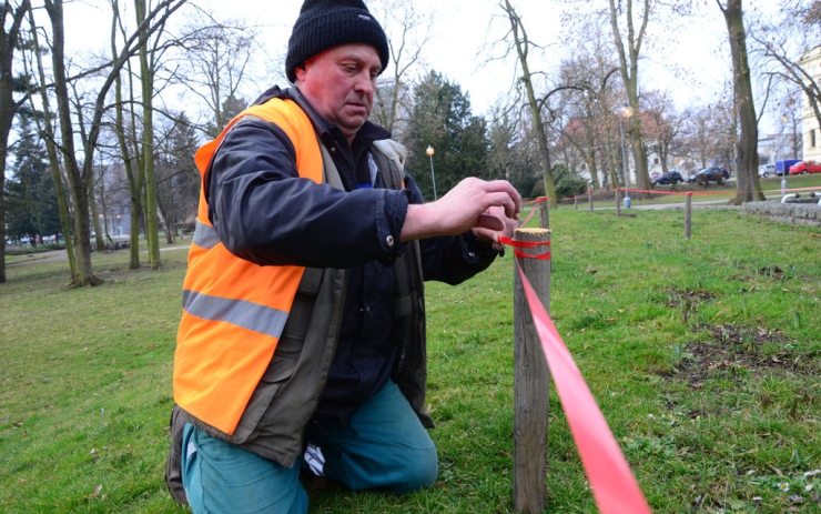 Ladislav Müller při opravování zábran. Foto: TS města Chomutova