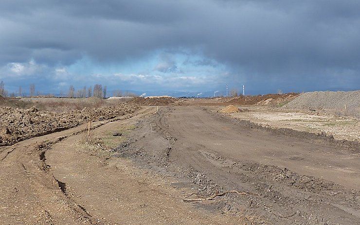 Výstavba páteřní komunikace s točnou ve Staňkovickém rozptylu průmyslové zóny Triangle. Foto: SPZ Triangle