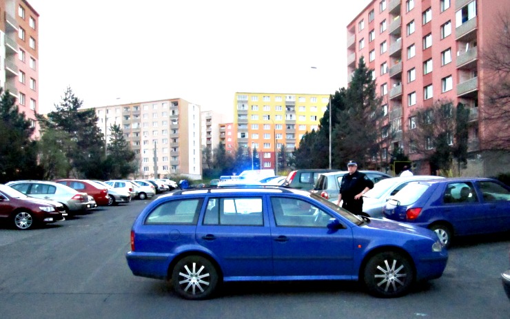 Špatně zabrzděné auto vjelo do silnice. Foto:Měp Chomutov