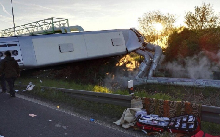 Autobus skončil v parovodu, ten musel být uzavřen. Foto: e-chomutovsko.cz
