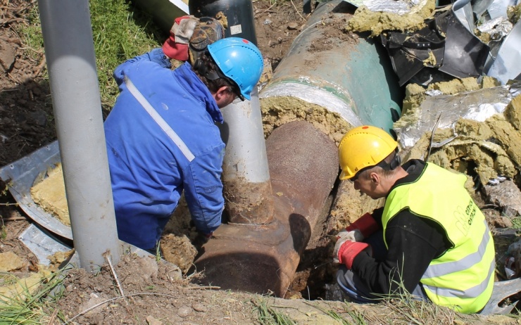 Zaměstnanci Mostecká montážní, a. s., obhlížejí místo poškození přípojky ve velkém potrubí. Přípojka vede na Průmyslovou zónu Verne. Foto: Ota Schnepp / ČEZ Zaměstnanci Mostecká montážní, a. s., obhlížejí místo poškození přípojky ve velkém potrubí. Přípojka vede na Průmyslovou zónu Verne. Foto: Ota Schnepp / ČEZ