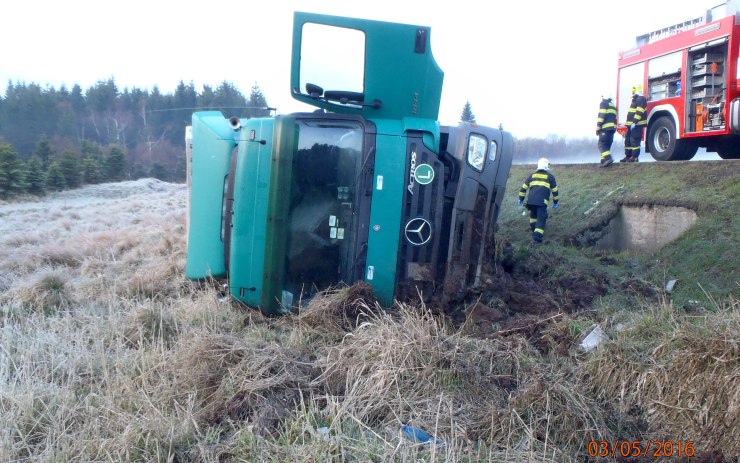 Převrácený kamion na Šebestiánu. Foto: hasiči Převrácený kamion na Šebestiánu. Foto: hasiči