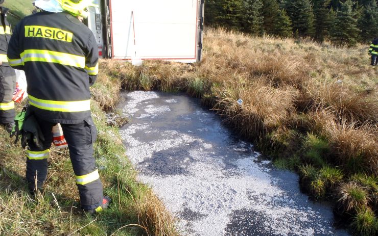 Únik nafty. Foto: hasiči Únik nafty. Foto: hasiči