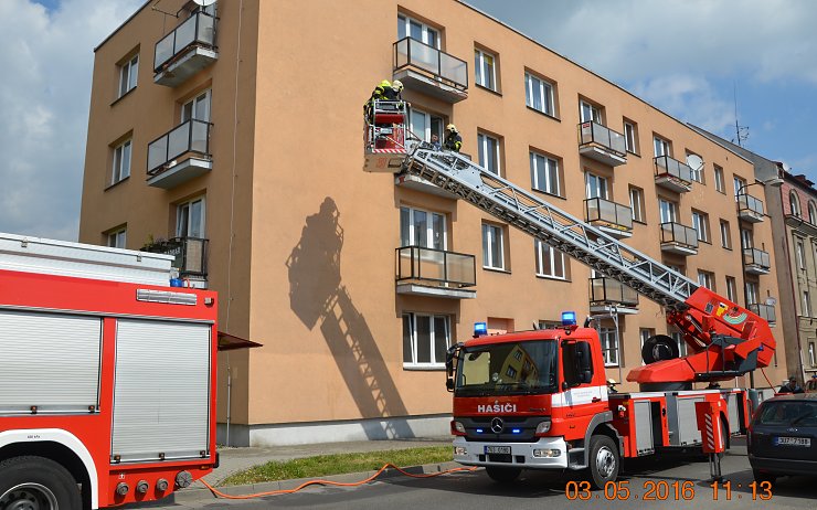 Hasiči zasahovali z automobilového žebříku. Foto: HZS ÚK Hasiči zasahovali z automobilového žebříku. Foto: HZS ÚK