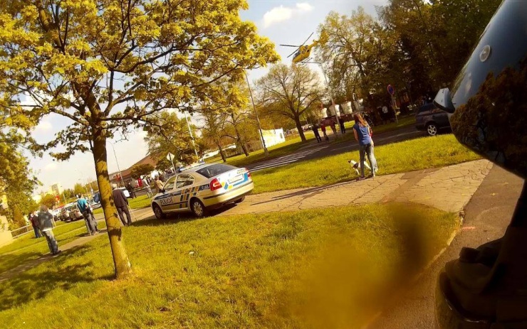 Vrtulník transportuje zraněnou ženu do nemocnice. Foto: čtenářka Vrtulník transportuje zraněnou ženu do nemocnice. Foto: čtenářka