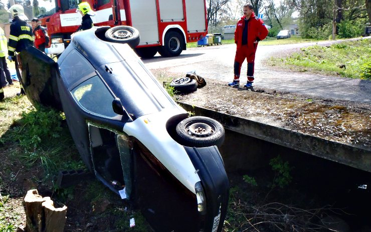 Auto skončilo po nehodě na boku. Foto: hasiči