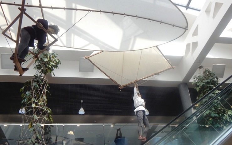 Některé exponáty uvidíte, pokud zakloníte hlavu. Foto: OC Chomutovka