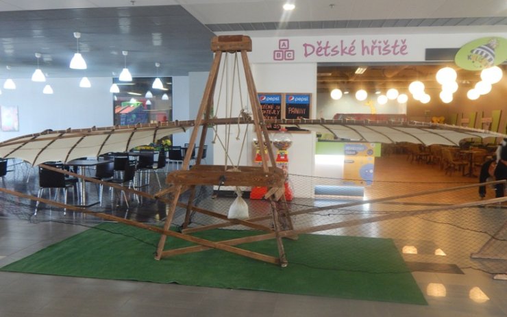 Exponáty na zemi jsou interaktivní. Foto: OC Chomutovka