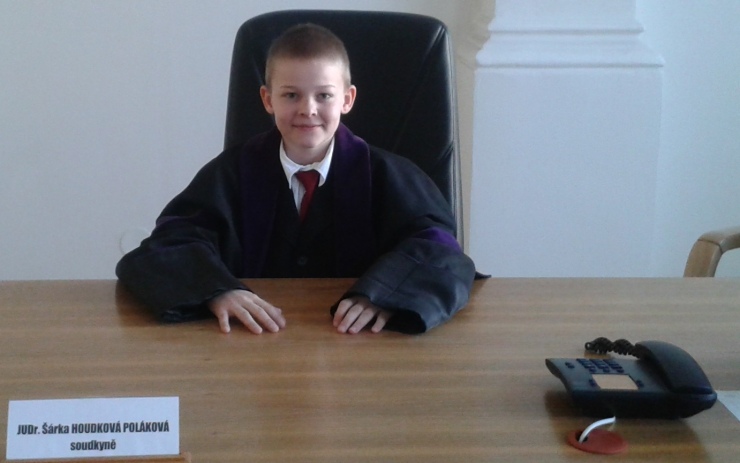 Školáci se také mohli posadit za soudcovský stůl a vyzkoušet si skutečný talár. Foto: archiv školy Školáci se také mohli posadit za soudcovský stůl a vyzkoušet si skutečný talár. Foto: archiv školy