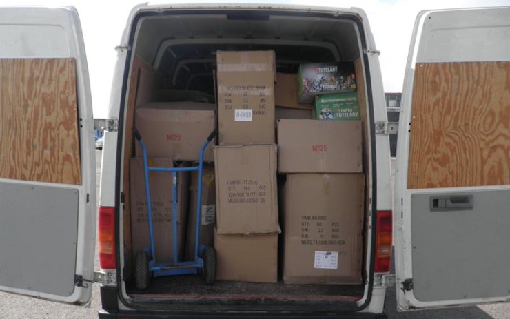 Dodávka vezla padělky za sto tisíc korun. Foto: Celní úřad Dodávka vezla padělky za sto tisíc korun. Foto: Celní úřad