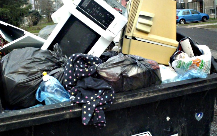 Do kontejneru hodí lidé naprosto vše. Foto: archiv radnice Do kontejneru hodí lidé naprosto vše. Foto: archiv radnice