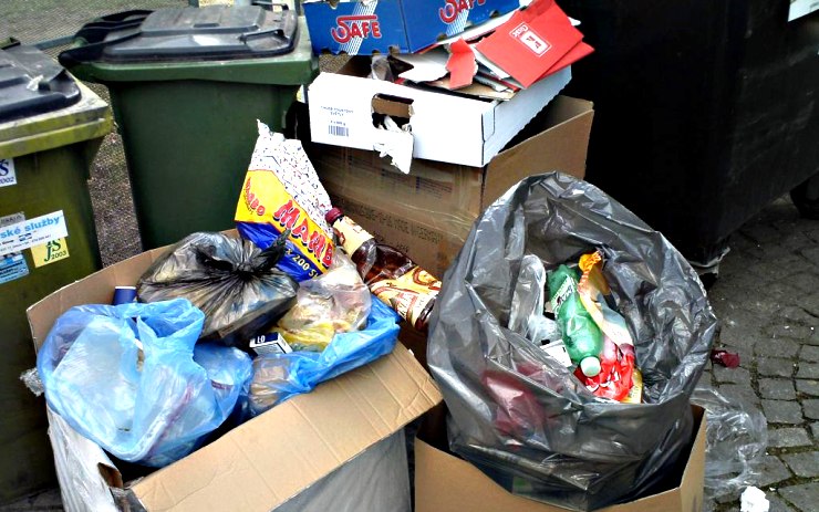 Nepořádek kolem kontejnerů. Foto: archiv radnice Nepořádek kolem kontejnerů. Foto: archiv radnice