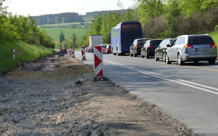 Pohled, který budete milovat. Jste víceméně ve špičce kolony, stát budete maximálně čtvrthodinku. Foto: Oldřich Hájek Pohled, který budete milovat. Jste víceméně ve špičce kolony, stát budete maximálně čtvrthodinku. Foto: Oldřich Hájek