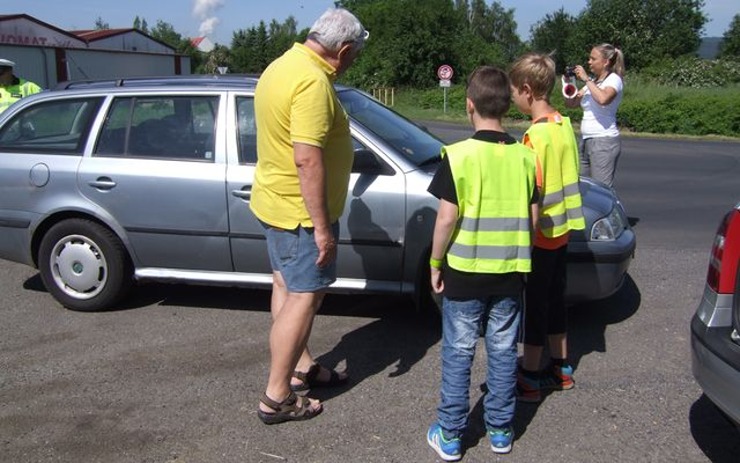 Děti si vyzkoušely práci dopravních policistů. Foto: PČR