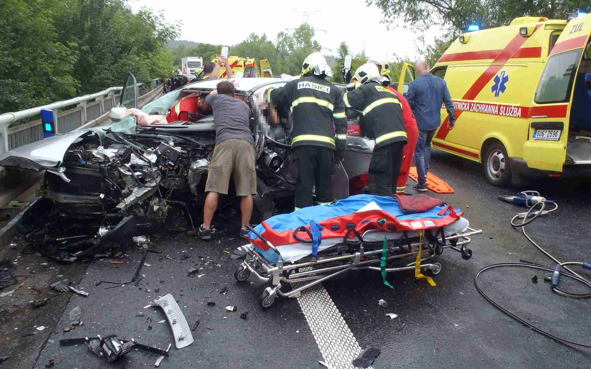 Záchrana osob z jednoho z havarovaných automobilů. Foto: Michal Hrdlička / HZS Ústeckého kraje