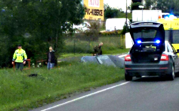 Auto skončilo v příkopu. Foto: e-chomutovsko