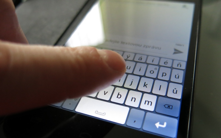 Nalezený telefon si muž nechal a používal jej. Ilustrační foto Nalezený telefon si muž nechal a používal jej. Ilustrační foto