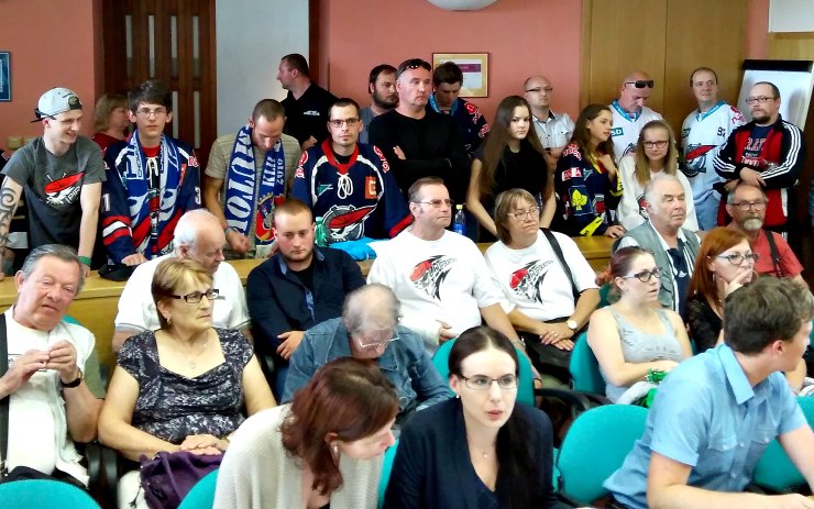 Pondělní jednání zastupitelů sledovali i fanoušci. Schválení půjčky místo dotace je překvapilo. Pondělní jednání zastupitelů sledovali i fanoušci. Schválení půjčky místo dotace je překvapilo.
