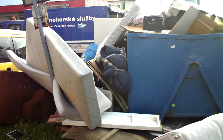 Přeplněný kontejner. Foto: web města Jirkov Přeplněný kontejner. Foto: web města Jirkov