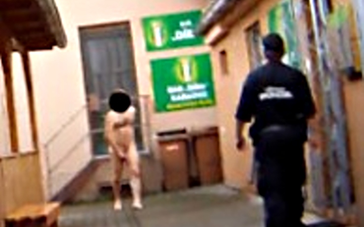 Naháč před pivnicí. Foto: Měp Kadaň