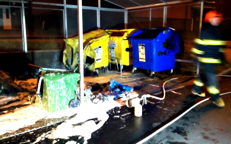 Požár popelnic v Koželužské ulici. Foto: hasiči Kadaň