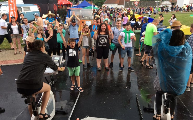 Chuť pomáhat nezkazil ani přívalový déšť a kroupy, které se přehnaly nad festivalem.