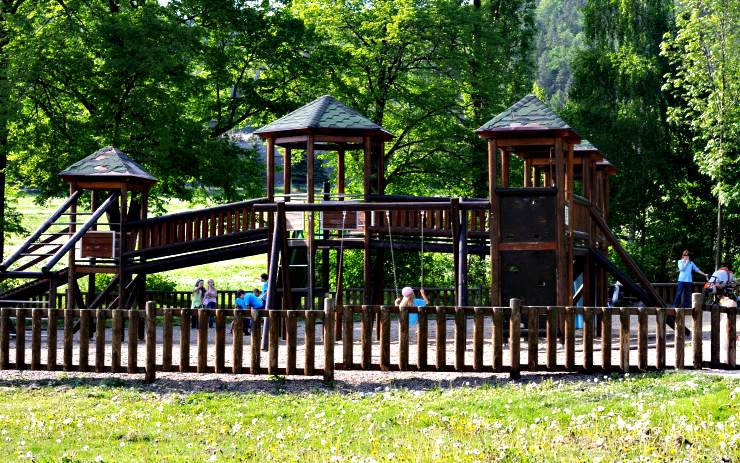 Dětské hřiště za Dlouhou ulicí. Zdroj: město Klášterec nad Ohří Dětské hřiště za Dlouhou ulicí. Zdroj: město Klášterec nad Ohří